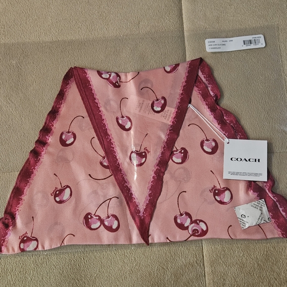 Coach cherry scarf - Picture 1 of 4